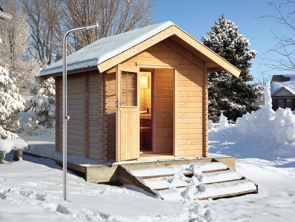 Außendusche Mercurio von AMA Luxury Shower in Edelstahl im Winter vor Sauna