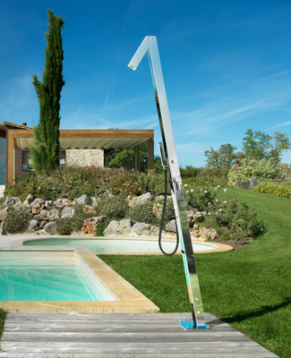 Außendusche Zenit mit Handbrause von Fontealta aus Edelstahl Panorama am Pool