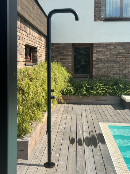 Moderne Gartendusche in Edelstahl AISI 316 matt schwarz mit Handbrause am Pool