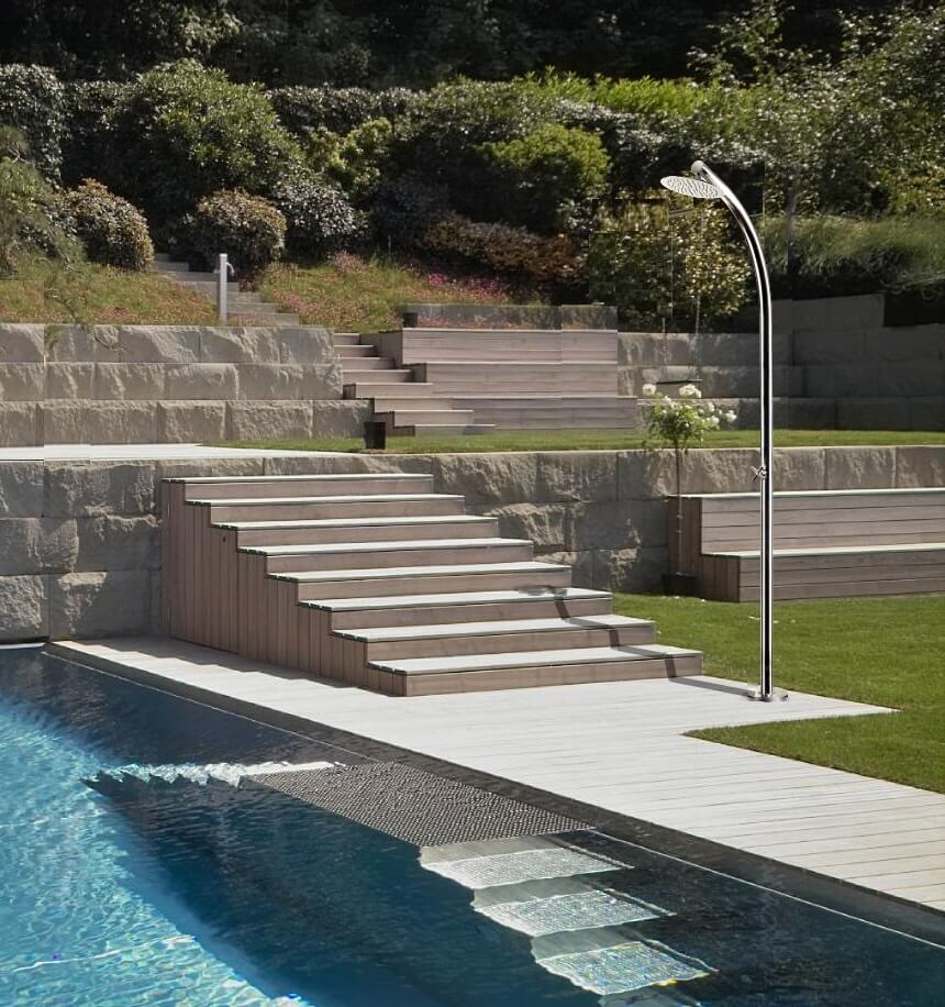 Gartendusche Hera von AMA Luxury Shower Panorama an Pool