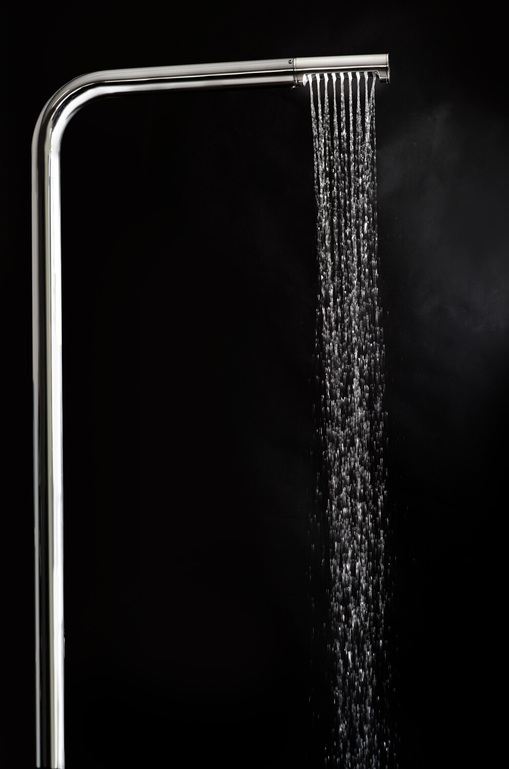 Außendusche Mercurio von AMA Luxury Shower freisestellt Detail Duschkopf mit Wasserstrahl in Edelstahl 