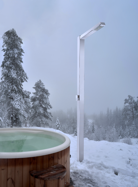 Frostsichere Außendusche Saturno von AMA Luxury Shower im Winter